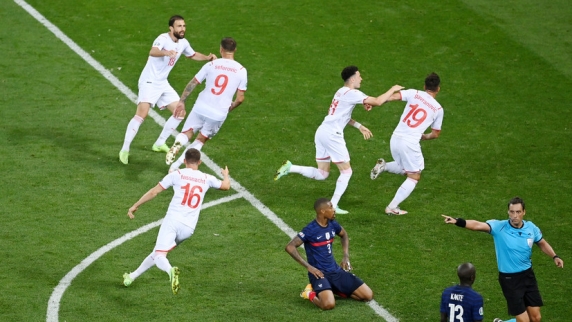 Швейцария отыгралась со счёта 1:3 в матче с Францией и перевела игру в дополнительное врем...