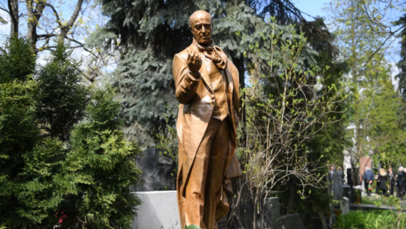 На Новодевичьем кладбище прошла церемония открытия памятника Владимиру Этушу