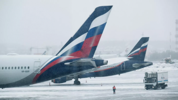 В аэропортах Москвы 100 рейсов задержано или отменено