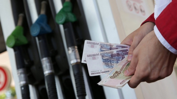 В правительстве исключили рост цен на бензин до ста рублей