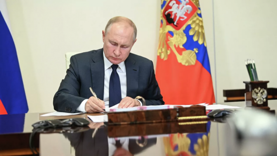 Путин подписал закон об уголовном наказании за фейки о госорганах за рубежом