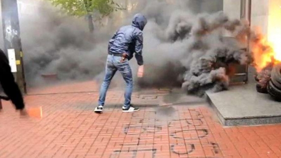 В Киеве националисты забросали файерами и дымовыми шашками здание посольства РФ