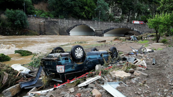 Десятки людей пропали без вести после наводнения на западе Германии