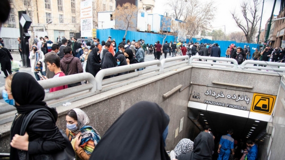 Студентка в <b>Иран</b>е умерла после возможного задержания в метро Тегерана
