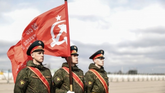В военных вузах и гарнизонах по всей России начались тренировки к параду в честь Дня Побед...