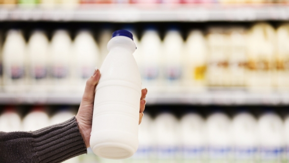 Абрамченко поручила проработать меры для недопущения роста цен на молочную продукцию