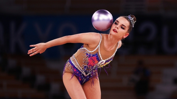 <b>Дина Аверина</b> выиграла золото в упражнениях с мячом на ЧМ-2021, у Арины — серебро