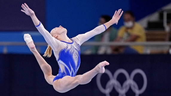 Женская сборная России по спортивной гимнастике выиграла золото в командном многоборье на ...