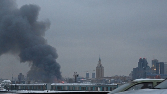 Роспотребнадзор: превышений вредных веществ в воздухе в районе пожара в Москве не выявили