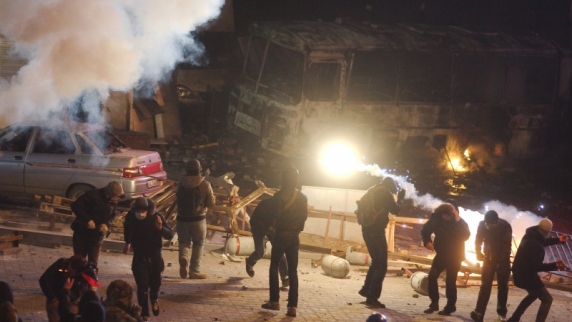В Киеве боевики устроили <b>беспорядки</b> в годовщину Евромайдана