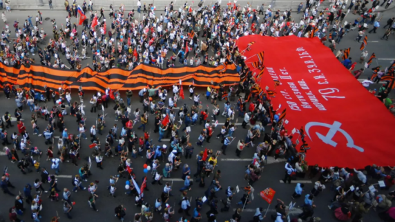 Более миллиона человек участвуют в шествии «Бессмертного полка» в Москве