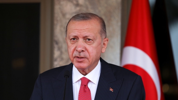 Эрдогану подарили карту турецкого мира, на которую попали территории других стран