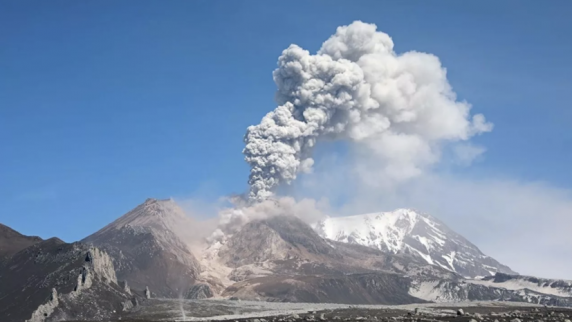 <b>Вулкан</b> на Камчатке выбросил столб газа с пеплом на высоту до 3,5 км