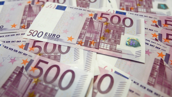 Банки РФ ввезли рекордное количество наличных евро