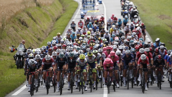 Участники «Тур де Франс» провели акцию протеста на четвёртом этапе гонки