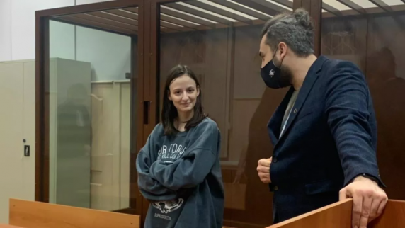 Суд заочно арестовал участницу Pussy Riot Люсю Штейн по делу о фейках о ВС