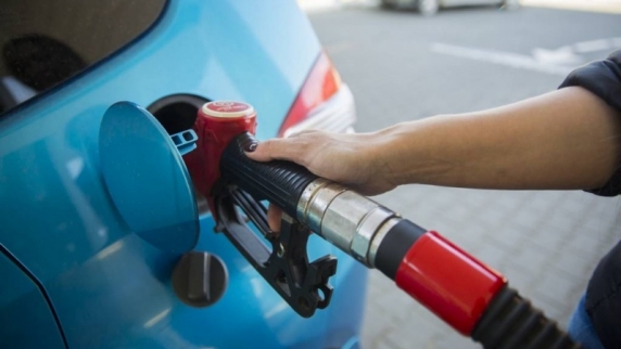 Правительство и нефтяники зафиксировали цены на топливо на уровне июня
