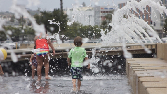 Опрос: более 40% родителей оставят детей на летние каникулы в городе