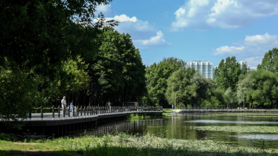 В четырёх парках Москвы открыли тематическую <b>фото</b>выставку о зелёных облигациях