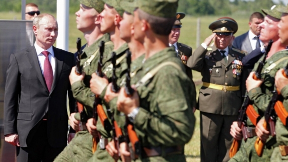 Владимир Путин: Россия обеспечит поступательное развитие своих армии и флота, не втягиваяс...