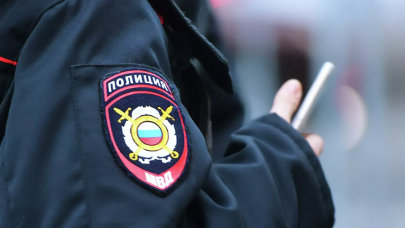 Полиция задержала залезших на крышу машины <b>ГИБДД</b> в Москве блогеров