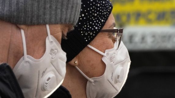 Иммунолог Жемчугов назвал бессмысленным ношение <b>маски</b> на морозе