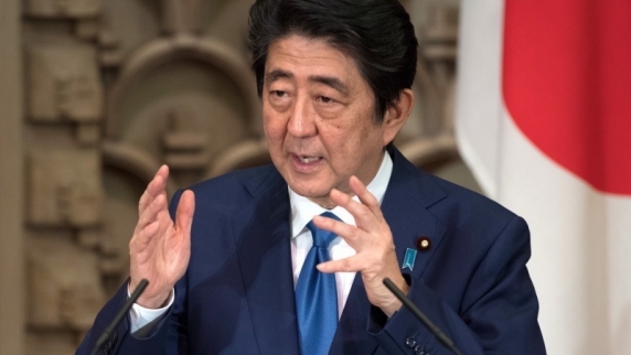 Абэ назвал отсутствие мирного договора с Россией "ненормальной ситуацией"