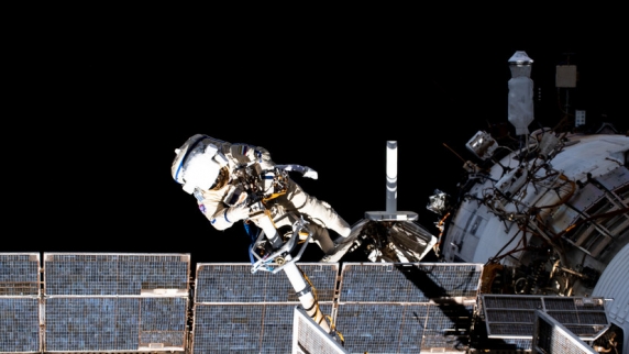 Российские космонавты 19 января впервые в 2022 году выйдут в открытый <b>космос</b>