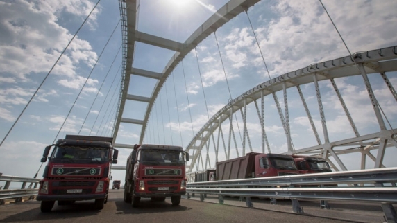 <b>Крымский мост</b> открыт для движения грузового транспорта