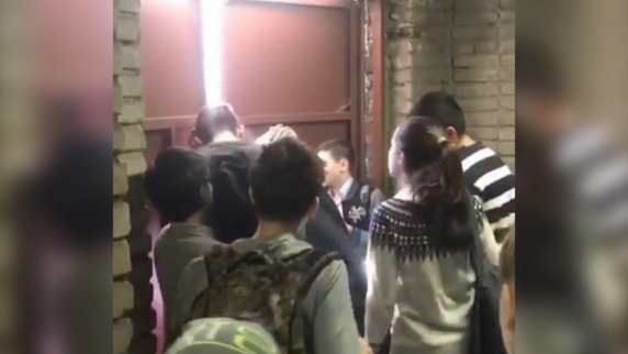 Во Владивостоке школьникам пришлось выламывать металлическую дверь, чтобы выбраться из гор...