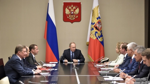 Владимир Путин провел <b>совещание</b> с постоянными членами Совета Безопасности России