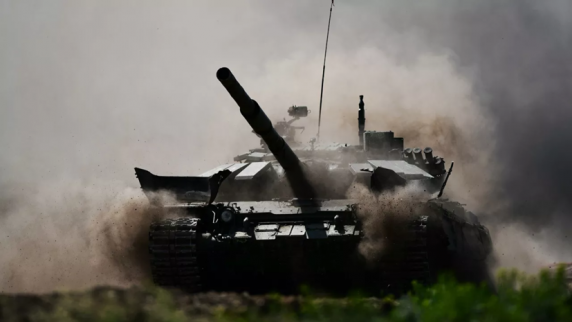 Экипажи <b>танк</b>ов Т-72Б3 провели дуэльные бои на полигоне под Петербургом