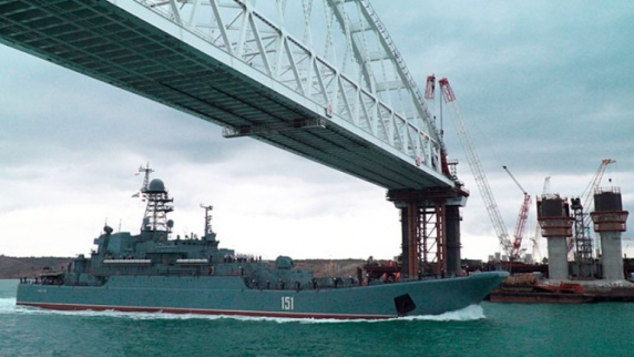 Впервые под аркой Крымского моста прошёл десантный корабль ЧФ РФ