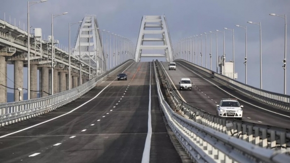 Движение по Крымскому мосту восстановили спустя час после остановки