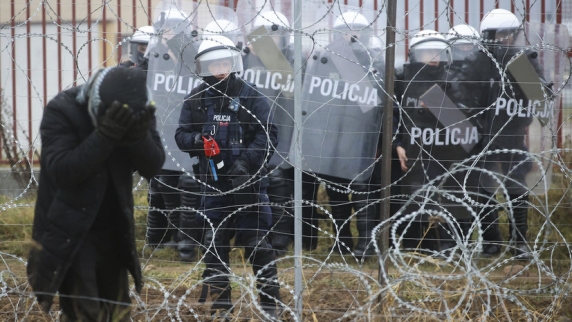 Польша заявила о попытках мигрантов прорваться ночью в страну через белорусско-польскую гр...
