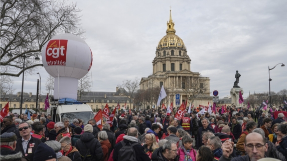 В Париже начались стычки на <b>митинг</b>е после голосования по вотумам недоверия правител...