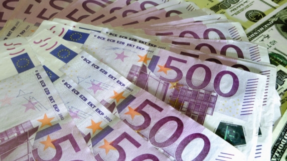 Курс евро упал ниже 64 рублей впервые с июля 2015 года