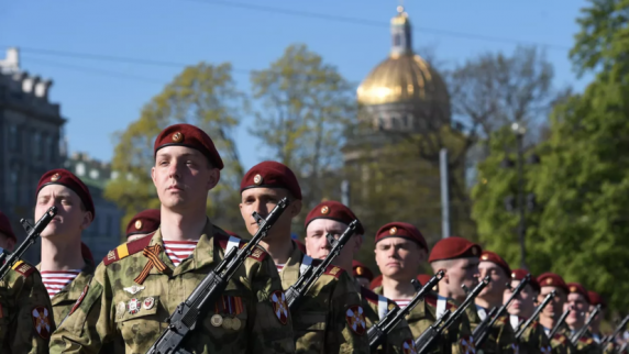 В Санкт-Петербурге участие в <b>парад</b>е Победы примут более 11 тысяч человек