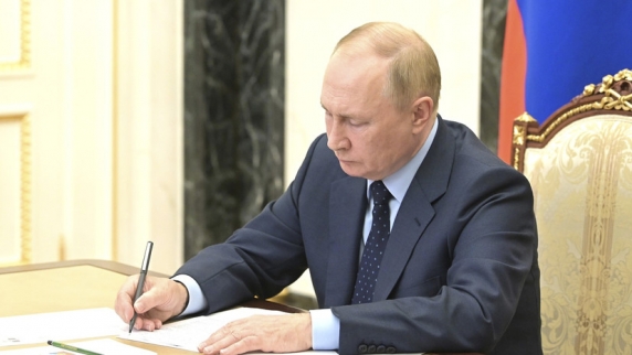 Путин подписал <b>закон</b> о штрафах и аресте до 15 суток за неисполнение распоряжения су...