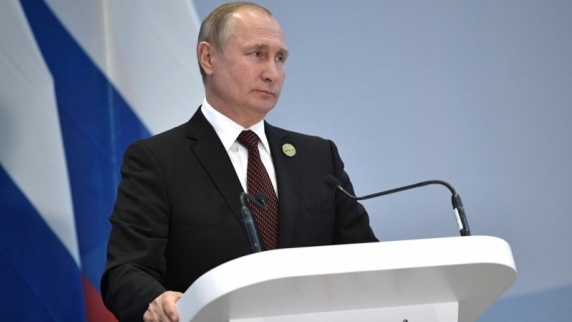 Владимир Путин на пресс-конференции подвел итоги своего трехдневного <b>визит</b>а в Синга...