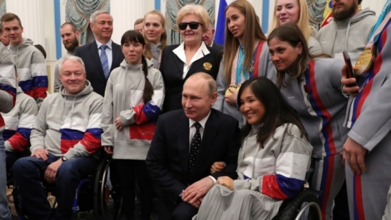 Владимир Путин вручил ордена и <b>медали</b> паралимпийцам, вернувшимся из Пхенчхана