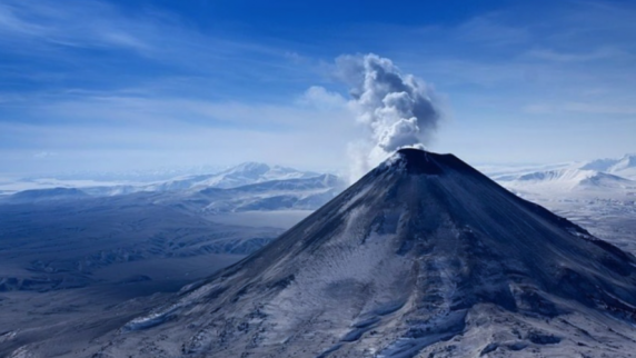 <b>Вулкан</b> Карымский на Камчатке выбросил столб пепла на 4,5 км