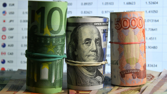 Рубль растёт к евро и доллару