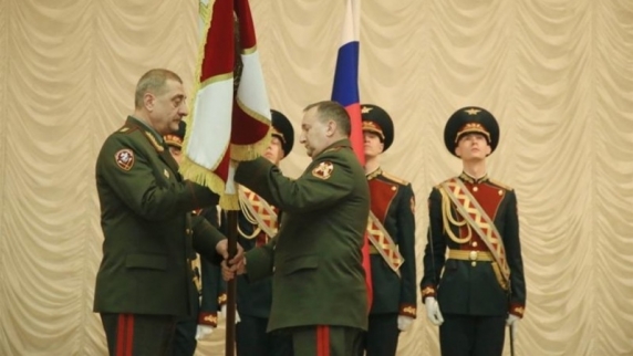 В Москве вручили личный штандарт генерал-полковнику Игорю Голлоеву, командующему Центральн...