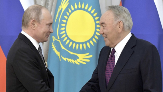 Путин и Назарбаев начали встречу в формате тет-а-тет в Петербурге