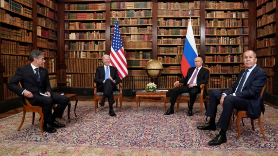 В Кремле заявили, что <b>саммит</b> с США прошёл «скорее со знаком плюс»
