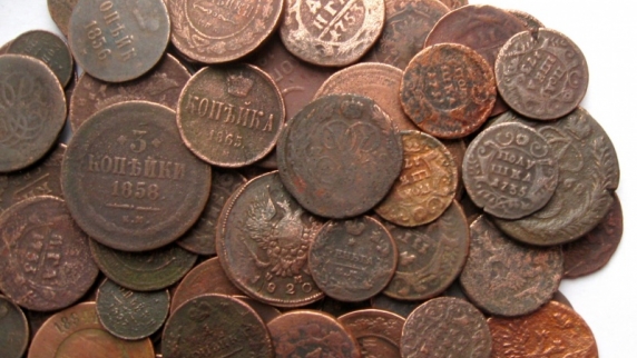 В Москве на Софийской набережной нашли старинные медные <b>монеты</b>