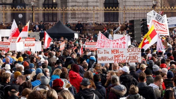 В Вене несколько тысяч человек вышли на акцию протеста против ограничений из-за COVID-19