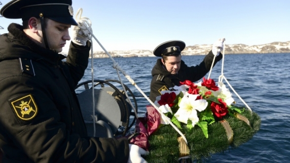 В честь героически погибших моряков проходят церковные службы по всей России