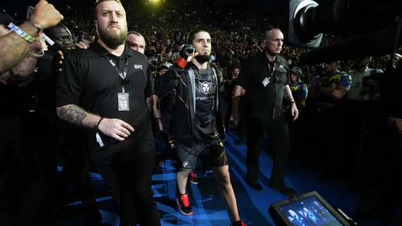 Махачев и Волкановски прибыли на арену в Абу-Даби перед боем на UFC 294